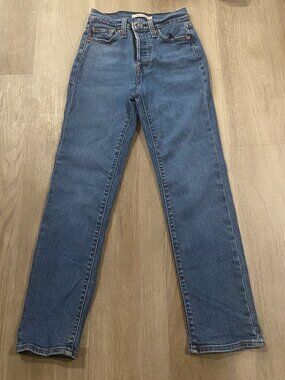 Levi’s Wedgie Straight Jeans 25 High Rise Button Fly Light Wash Denim 25x26